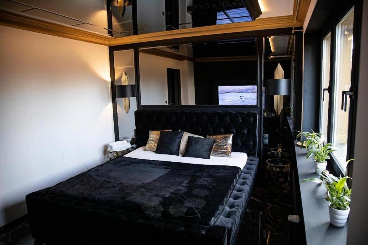 Black Night Willa Pulkowa Warsaw Exterior photo